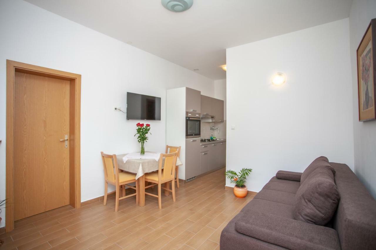 Ap Punta Next To Sandy Beach, Apartment With Garden Omis Exterior photo