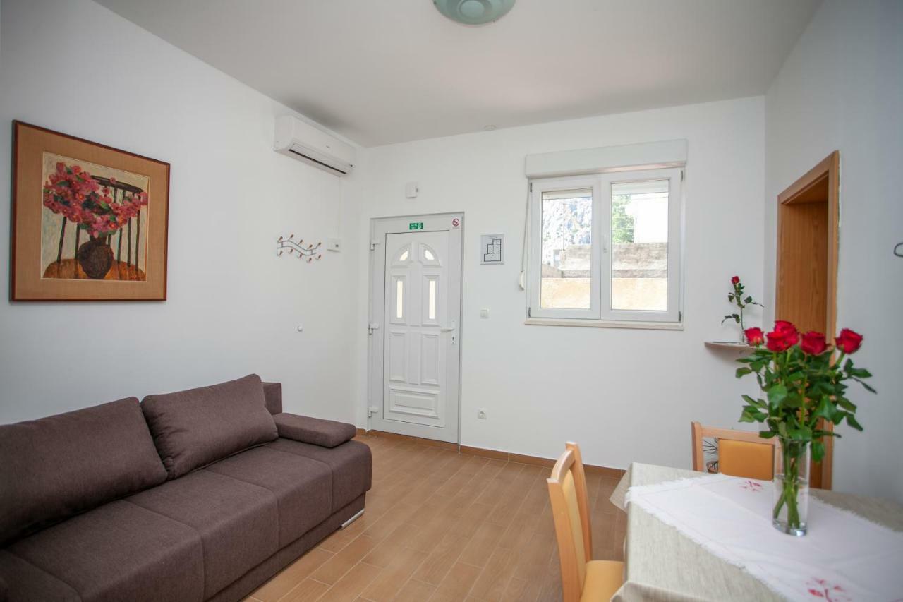 Ap Punta Next To Sandy Beach, Apartment With Garden Omis Exterior photo