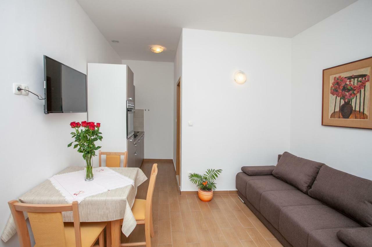 Ap Punta Next To Sandy Beach, Apartment With Garden Omis Exterior photo