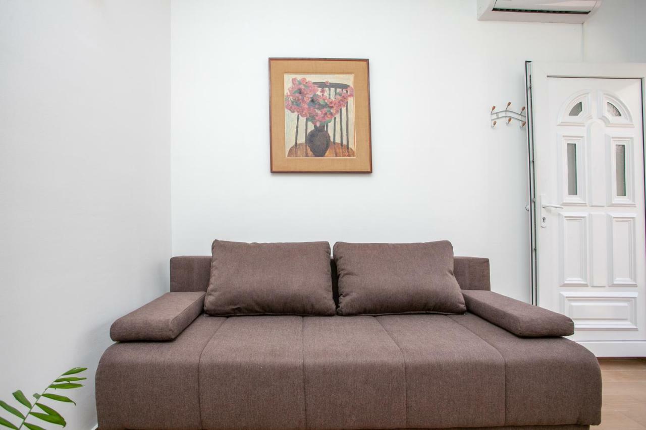 Ap Punta Next To Sandy Beach, Apartment With Garden Omis Exterior photo