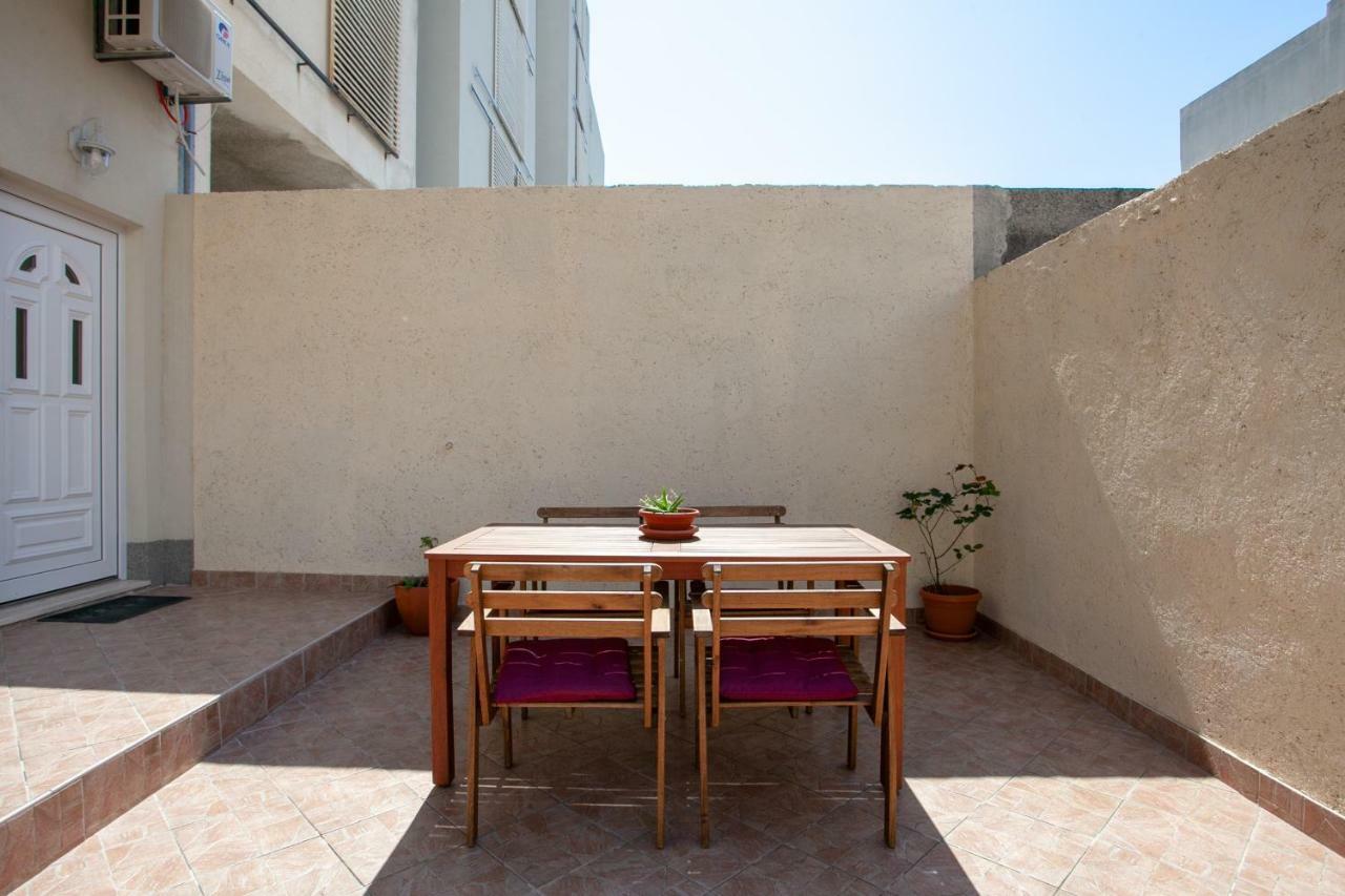 Ap Punta Next To Sandy Beach, Apartment With Garden Omis Exterior photo