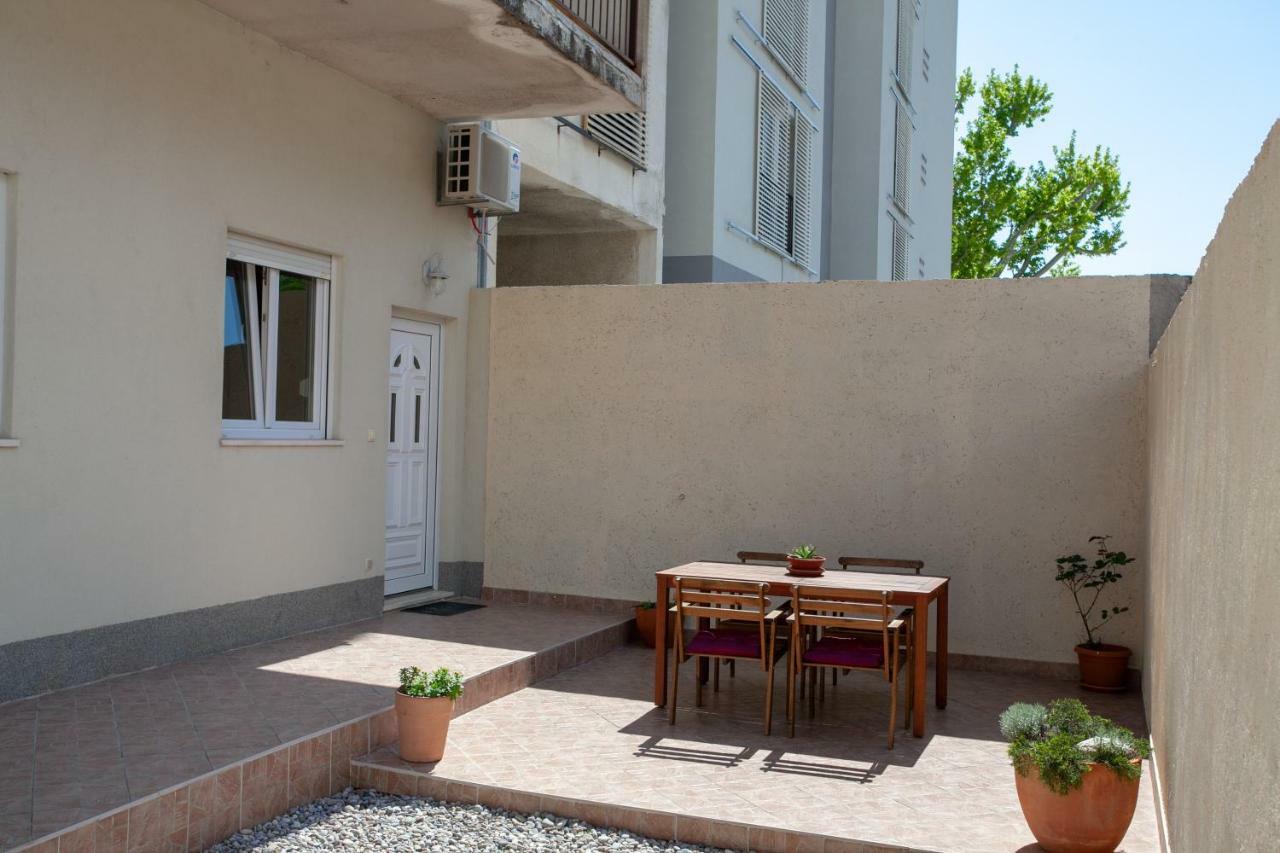 Ap Punta Next To Sandy Beach, Apartment With Garden Omis Exterior photo