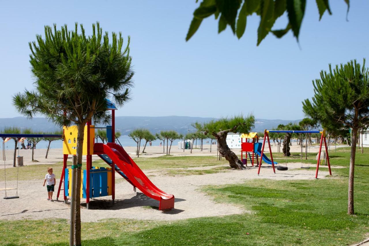 Ap Punta Next To Sandy Beach, Apartment With Garden Omis Exterior photo