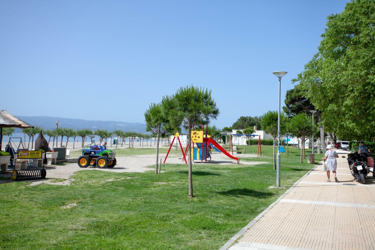 Ap Punta Next To Sandy Beach, Apartment With Garden Omis Exterior photo